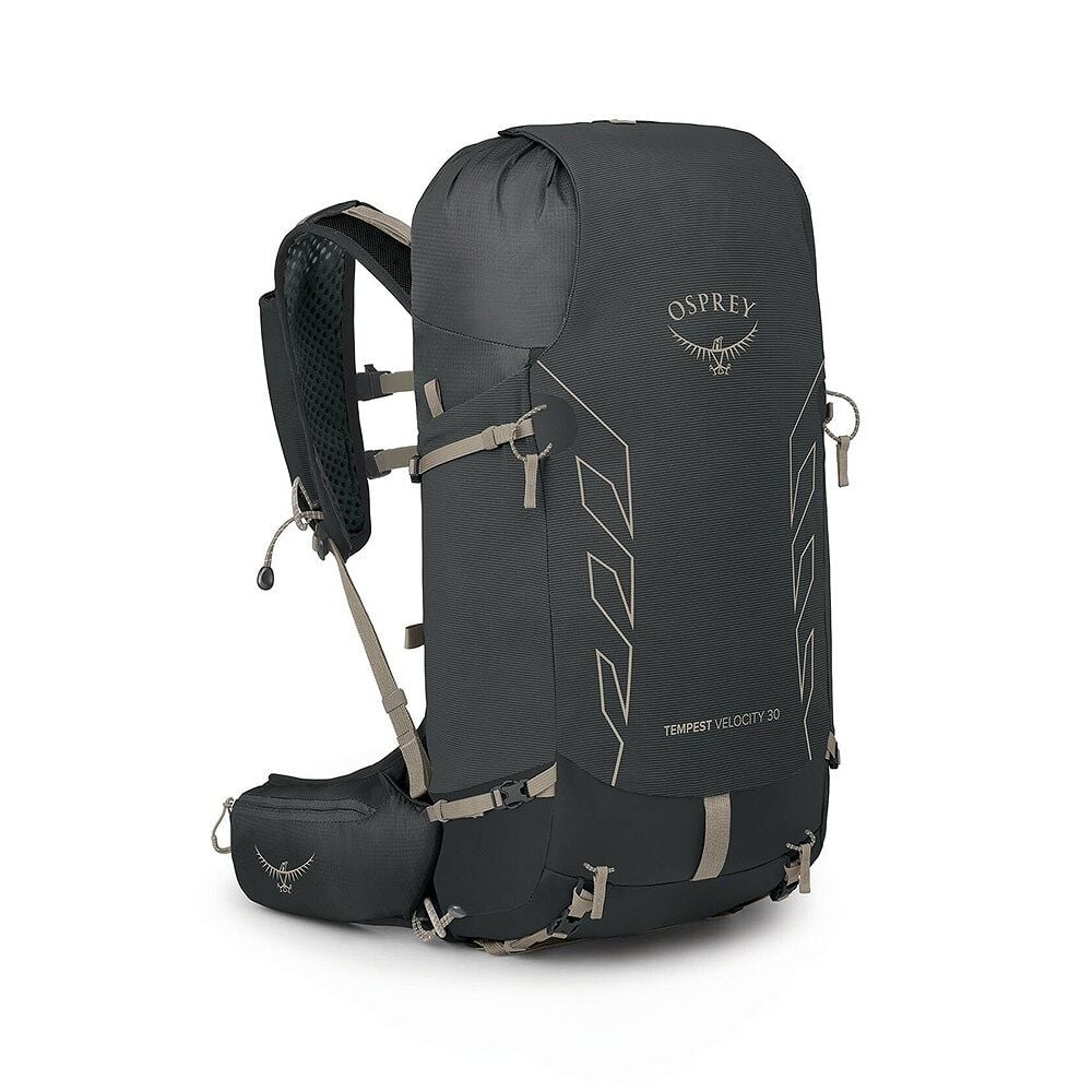 SAC-À-DOS DE RANDONNÉE TEMPEST VELOCITY 20 gris foncé avec des sangles et des boucles gris clair, des motifs à chevrons, le logo Osprey sur le devant, une ceinture de hanches rembourrée et un panneau arrière ventilé.