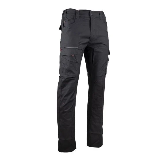 Un pantalon de travail cargo noir sur fond blanc, avec de multiples poches et des renforts au niveau des genoux.