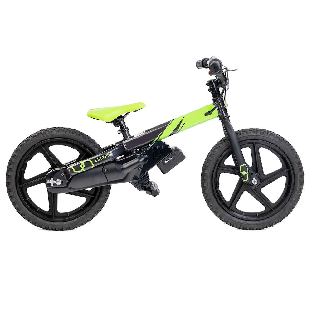 Un vélo d'équilibre électrique pour enfant vert et noir avec des pneus noirs épais, un siège vert vif et un cadre noir robuste, vu de côté sur un fond blanc.