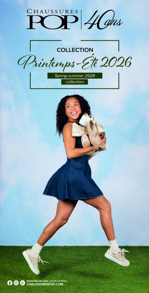 Une femme souriante vêtue d'une robe bleue tient des chaussures beiges sur son épaule tout en marchant sur de l'herbe. La publicité fait la promotion de la collection printemps-été 2026 de Chaussures Pop, avec un texte en français et en anglais sur fond de ciel bleu.