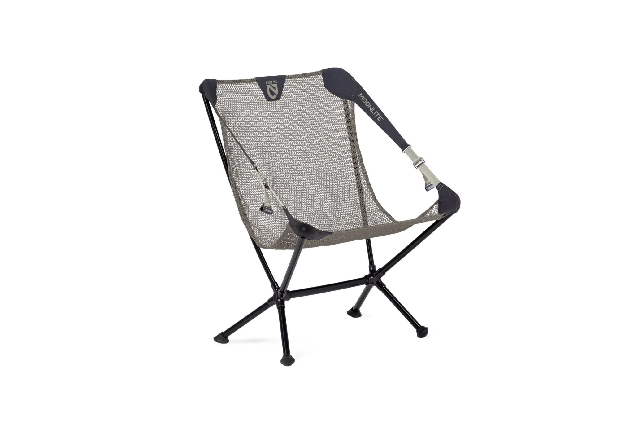 Une chaise de camping légère et pliable, dotée d'une assise et d'un dossier en filet, d'un cadre en métal noir et d'accoudoirs en tissu, photographiée sur fond blanc.