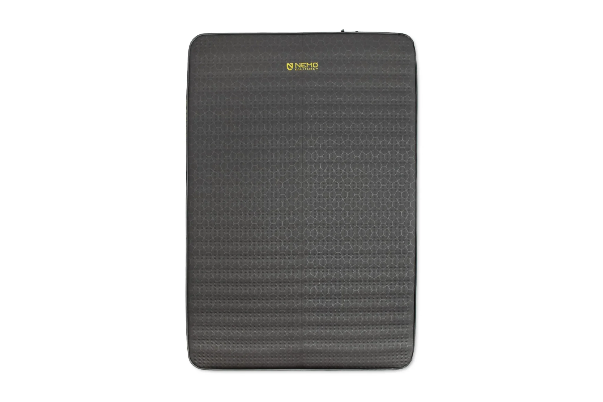Un matelas de camping rectangulaire gris foncé « MATELAS DE CAMPING NEMO ROAMER (DOUBLE WIDE) », orné d'un motif géométrique discret et d'un petit logo « NEMO » jaune près du haut, photographié sur fond blanc.