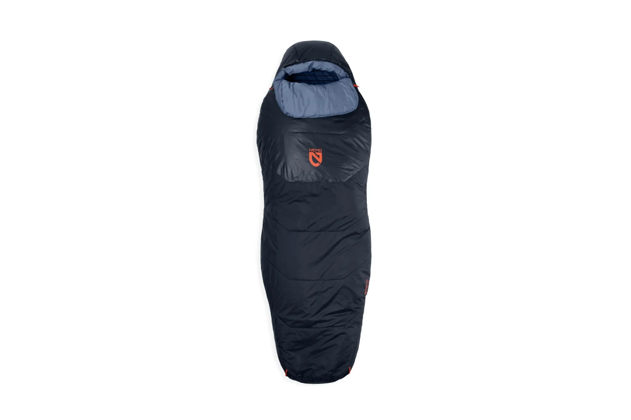 Un sac de couchage TEMPO 20 MEN EP SYNTHETIC L, de forme momie bleu foncé avec une capuche, un logo rouge et une doublure intérieure bleu clair, est posé à plat sur un fond blanc.