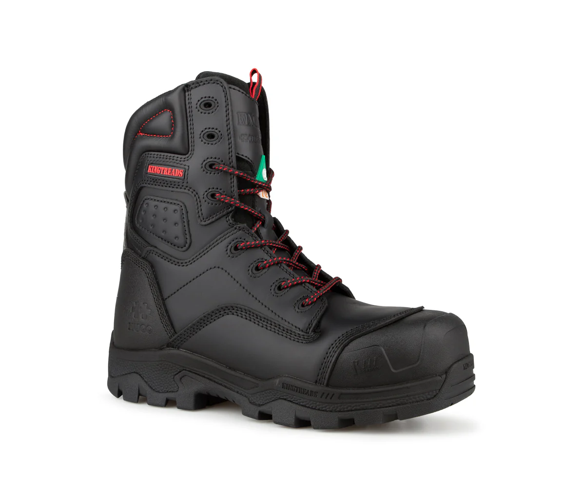 Botte de travail noire avec bout renforcé, lacets rouges et noirs, support de cheville rembourré et semelle robuste. La botte comporte plusieurs panneaux texturés et une petite étiquette indiquant "WATERPROOF".