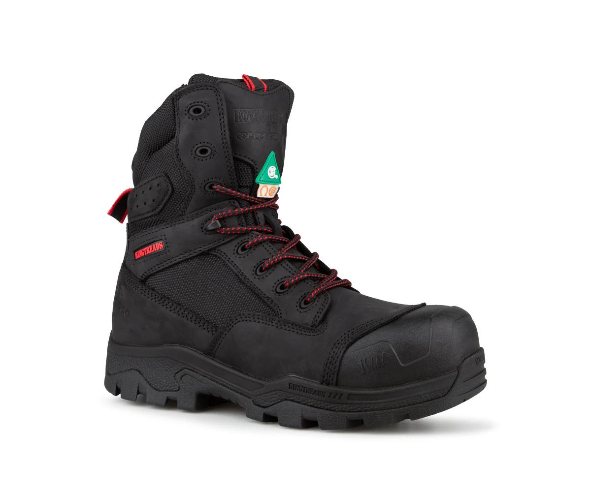 Une botte de sécurité noire à tige haute avec des lacets rouges et noirs, un bout renforcé, une semelle robuste et des étiquettes de certification de sécurité sur la languette, montrée sous un angle léger sur un fond blanc.