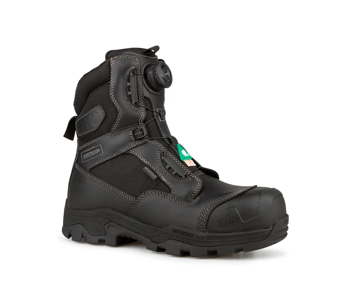 Une botte de travail noire et résistante avec un bout renforcé, une semelle robuste et un système de laçage à cadran, avec des coutures visibles et des logos de certification de sécurité sur la languette.
