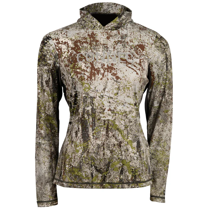 Une chemise à capuche à manches longues avec un motif de camouflage vert, marron et gris et le mot "CONNE" imprimé sur la poitrine. La chemise est présentée sur un fond blanc uni.