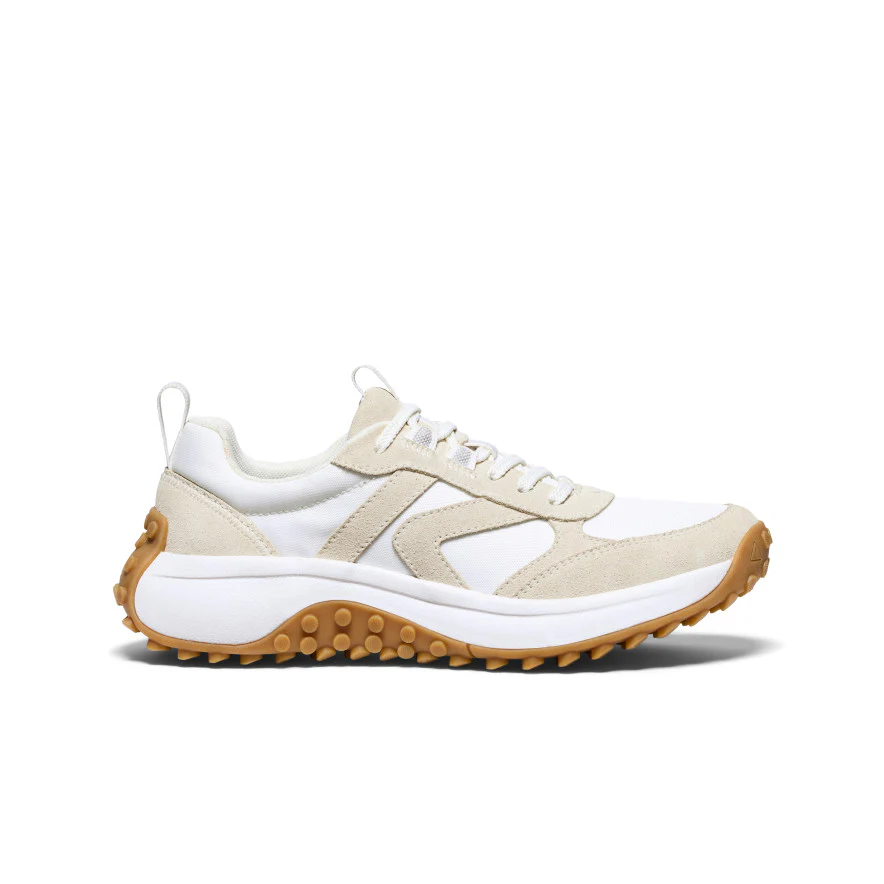 La basket KS86 se compose de panneaux en daim et en mesh blancs et beiges, de lacets blancs et d'une semelle blanche épaisse dotée d'une semelle extérieure en caoutchouc texturé de couleur marron clair. Elle est représentée de profil, tournée vers la droite, sur un fond blanc.
