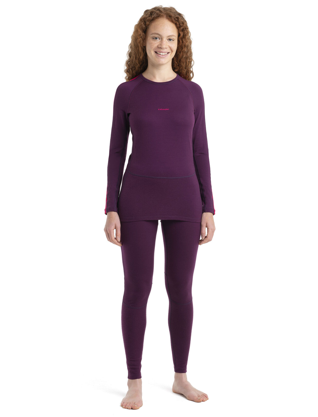 HAUT COUCHE DE BASE ICEBREAKER À COL ROND MANCHE LONGUE 200 ZONEKNIT EN MÉRINOS POUR FEMME couleur Nightshade/Electron pink vue du haut mauve portée par une femme vu de la tête au pied de face