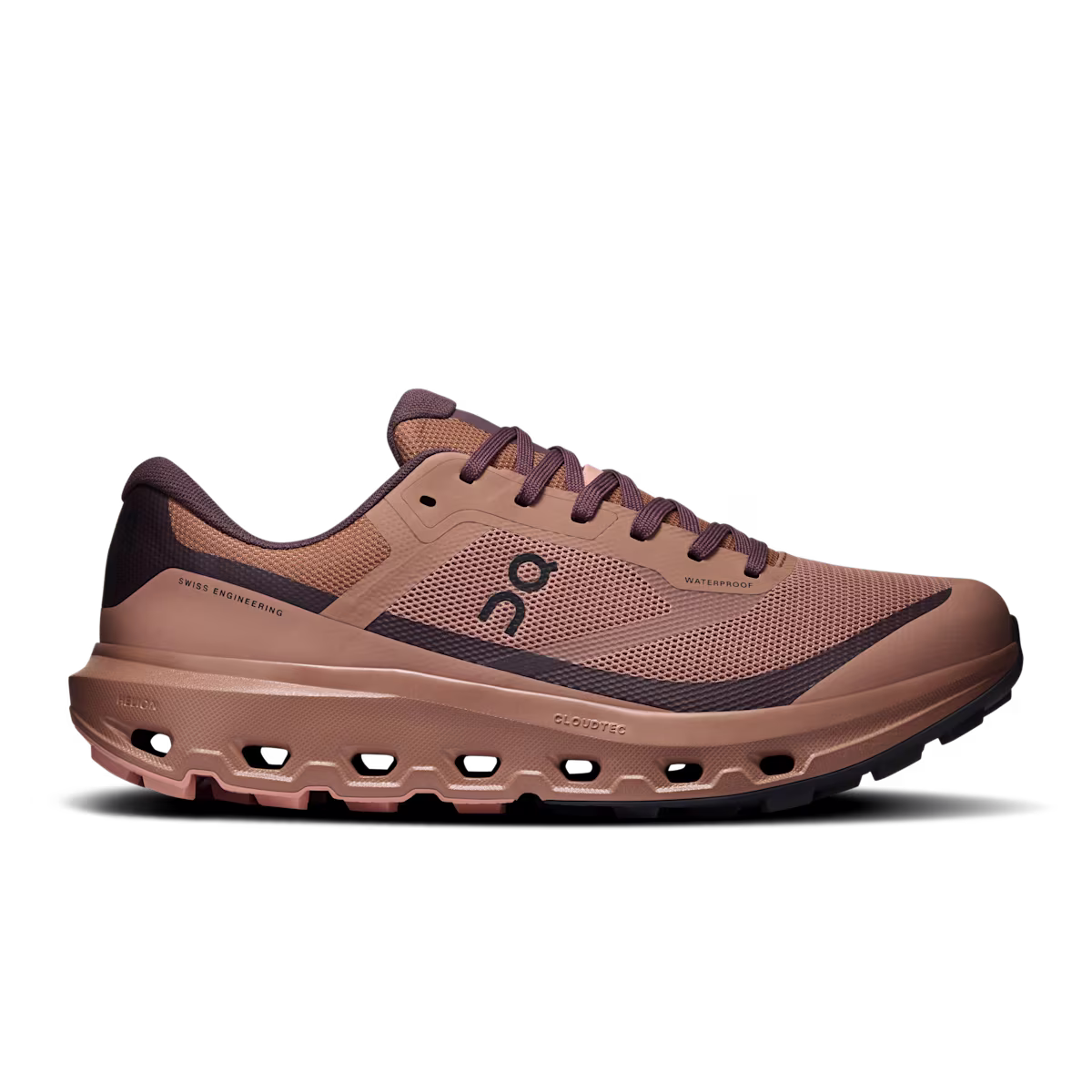 Vue de profil de la chaussure de sport CLOUDVISTA 3 WATERPROOF M, de couleur marron et mauve foncé, dotée d'une tige en mesh, du logo emblématique de la marque et d'une semelle rembourrée caractéristique comportant des sections creuses.