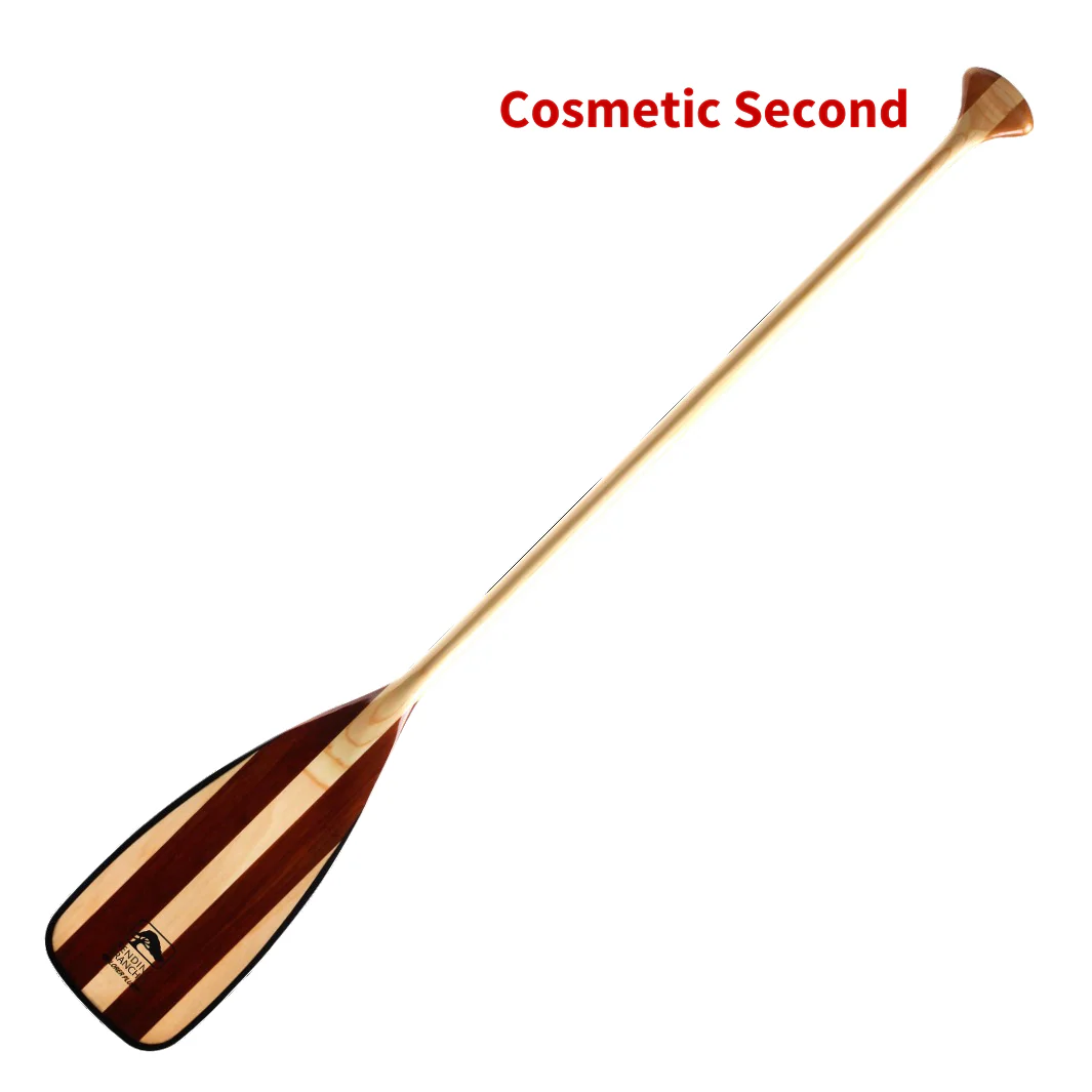 L'EXPLORER PLUS W/GLASSED BLADE est une pagaie de canoë en bois dotée d'un manche fin et d'une pale large et plate, sur laquelle figure la mention « Cosmetic Second » en rouge au-dessus de la pagaie.