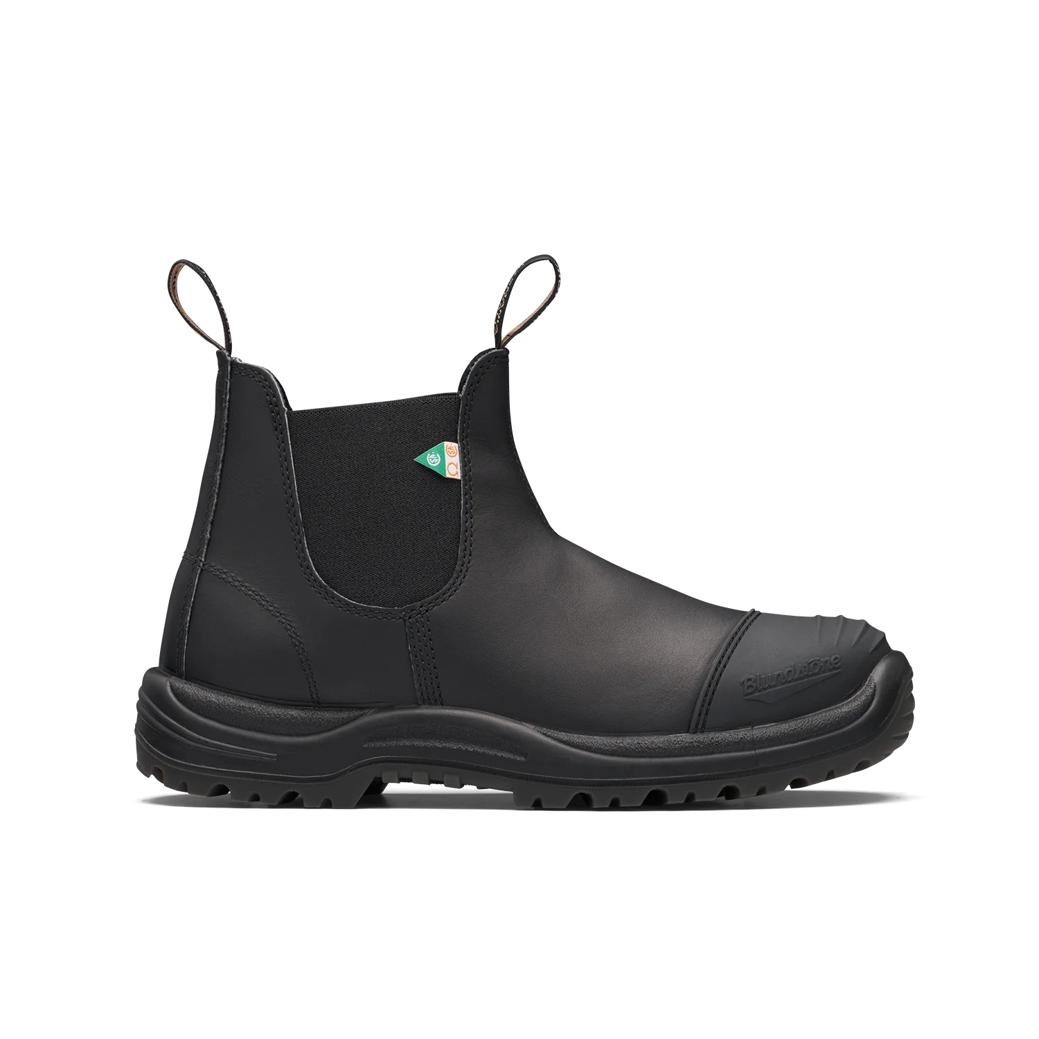 La botte WORK & SAFETY W/RUBBER TOE CAP BLACK présente un design noir à enfiler, des panneaux latéraux élastiques, des languettes de traction à l'avant et à l'arrière, une semelle robuste et une petite étiquette de sécurité verte et rouge. Elle est présentée sur un fond blanc uni.