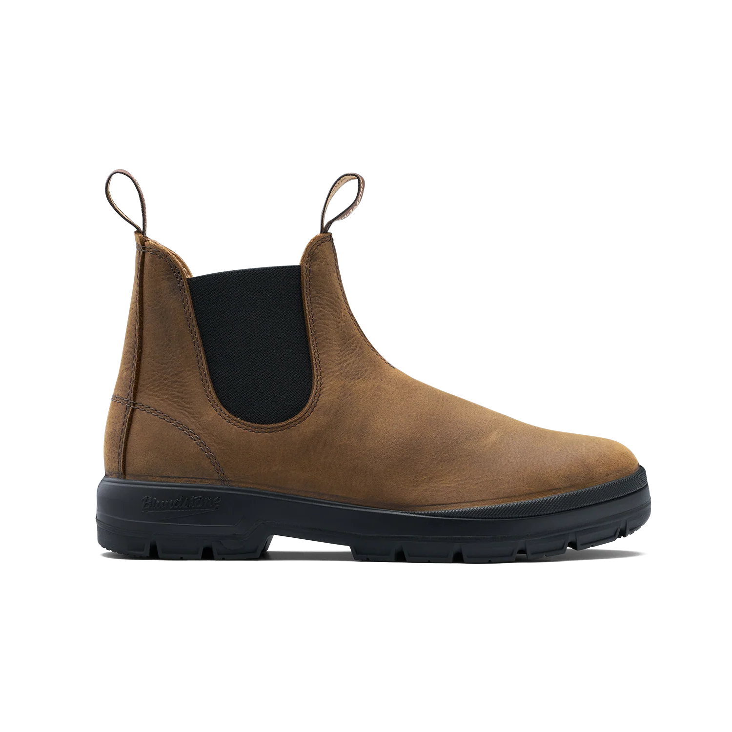 La CHAUSSURE URBAINE BLUNDSTONE TERRAIN 2630 UNISEXE est présentée de profil sur un fond blanc uni. Elle se compose de cuir marron, de panneaux latéraux élastiques noirs, d'une semelle noire et de languettes à l'avant et à l'arrière.