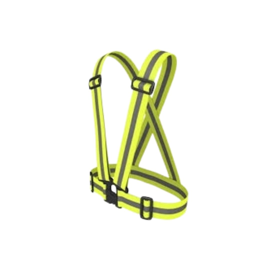 Un harnais de sécurité haute visibilité avec des sangles réfléchissantes jaunes et grises, des boucles réglables et un fermoir en plastique, conçu pour être porté par-dessus les vêtements pour une visibilité accrue.