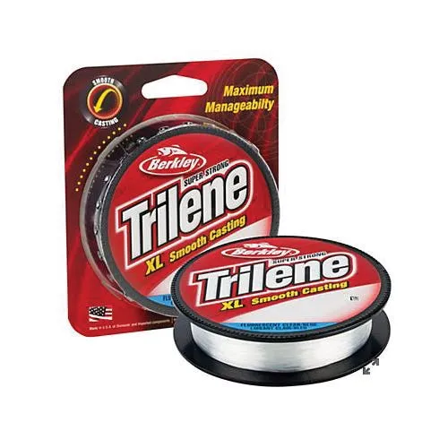 Une bobine de fil de pêche Berkley Trilene XL Smooth Casting devant son emballage rouge et jaune, qui met en évidence ses caractéristiques de super résistance et de maniabilité maximale.