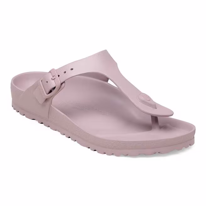 La SANDALE BIRKENSTOCK GIZEH EN EVA POUR FEMME est une sandale thong rose clair avec une bride à boucle, un bout ouvert et une semelle texturée.