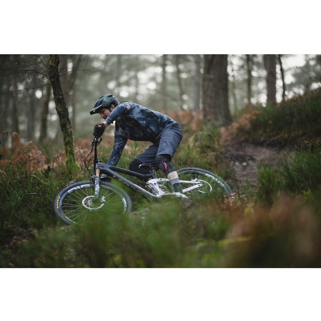 CHANDAIL DE VÉLO FLOWLINE COULEUR PLOT CHARCOALHOMME EN VÉLO ACTION QUI PORTE LE CHANDAIL