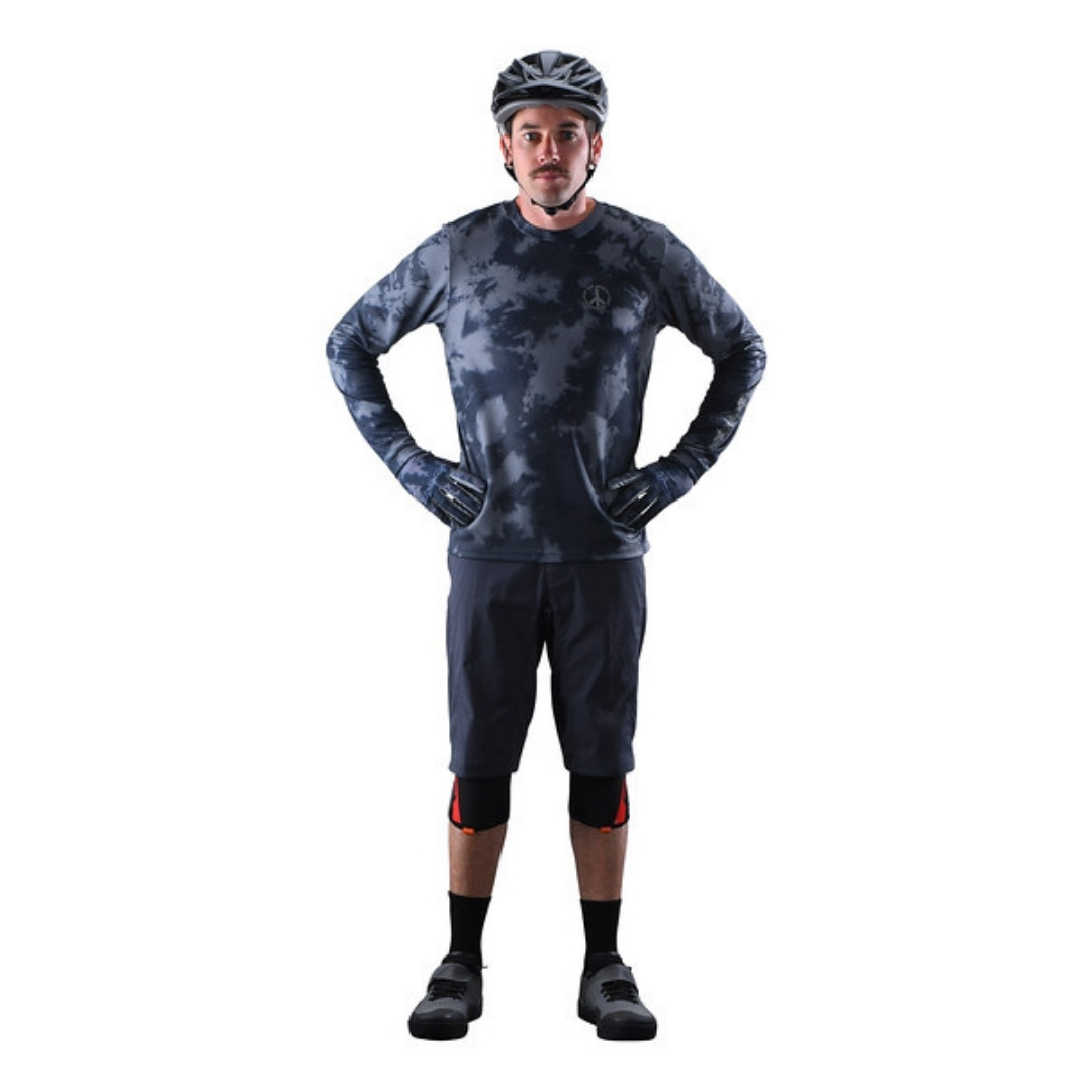 CHANDAIL DE VÉLO FLOWLINE COULEUR PLOT CHARCOAL HOMME PORTANT LE CHANDAIL