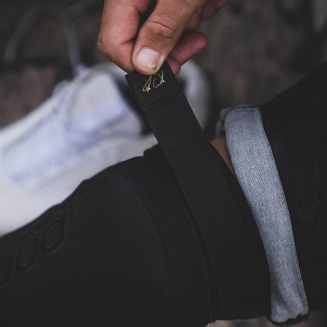 Protège-Genoux VPD Air Knee Fabio Edition couleur black/gold gros plan sur la signature sur l'attache à velcro du protecteur