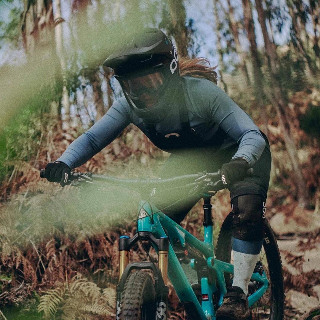 LUNETTE DE VÉLO POC ORA UNISEXE COULEUR URANIUM BLACK PORTÉ PAR UNE FEMME À VÉLO DE MONTAGNE