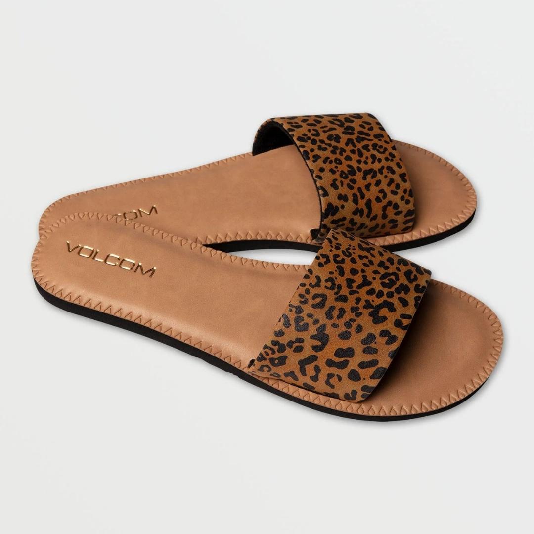 sandale volcom simple slide pour femme couleur cheetah les deux sandales vue de dessus semelle extérieure en caoutchouc éponge