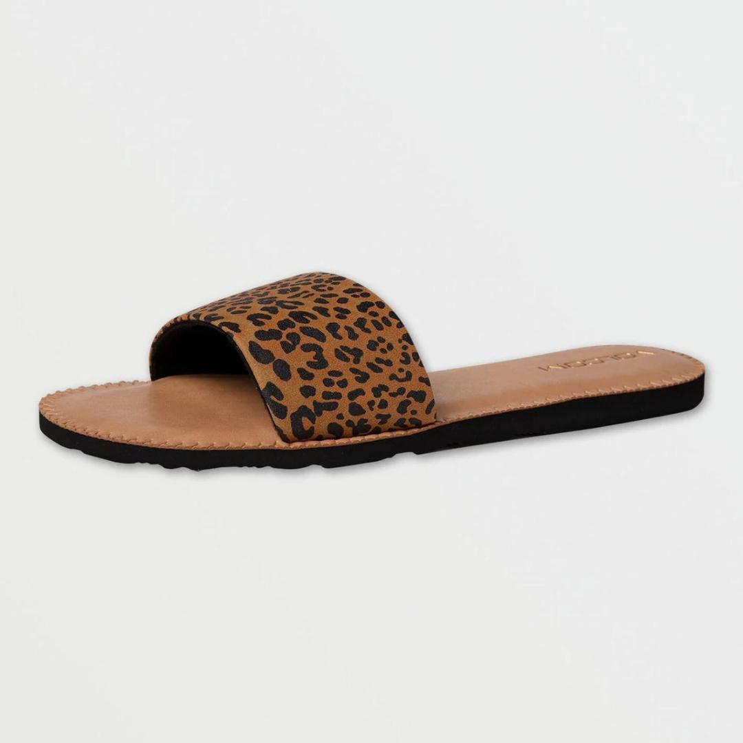 sandale volcom simple slide pour femme couleur cheetah profil droit de la sandale droite avec cuir synthétique