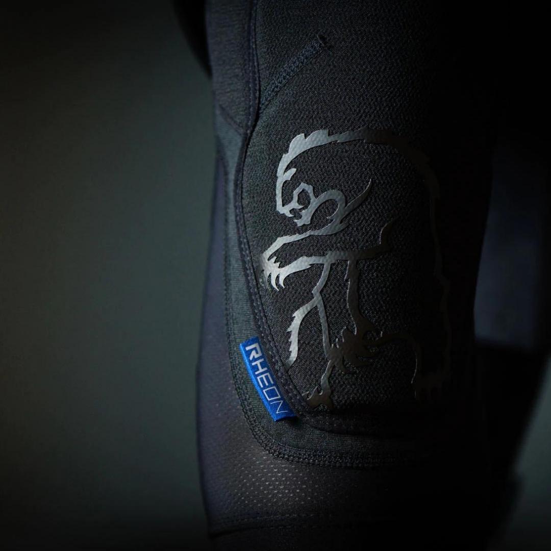 PROTECTEUR DE GENOUX CHROMNAG RIFT, LOGO CHROMAG ET RHEON VISIBLES