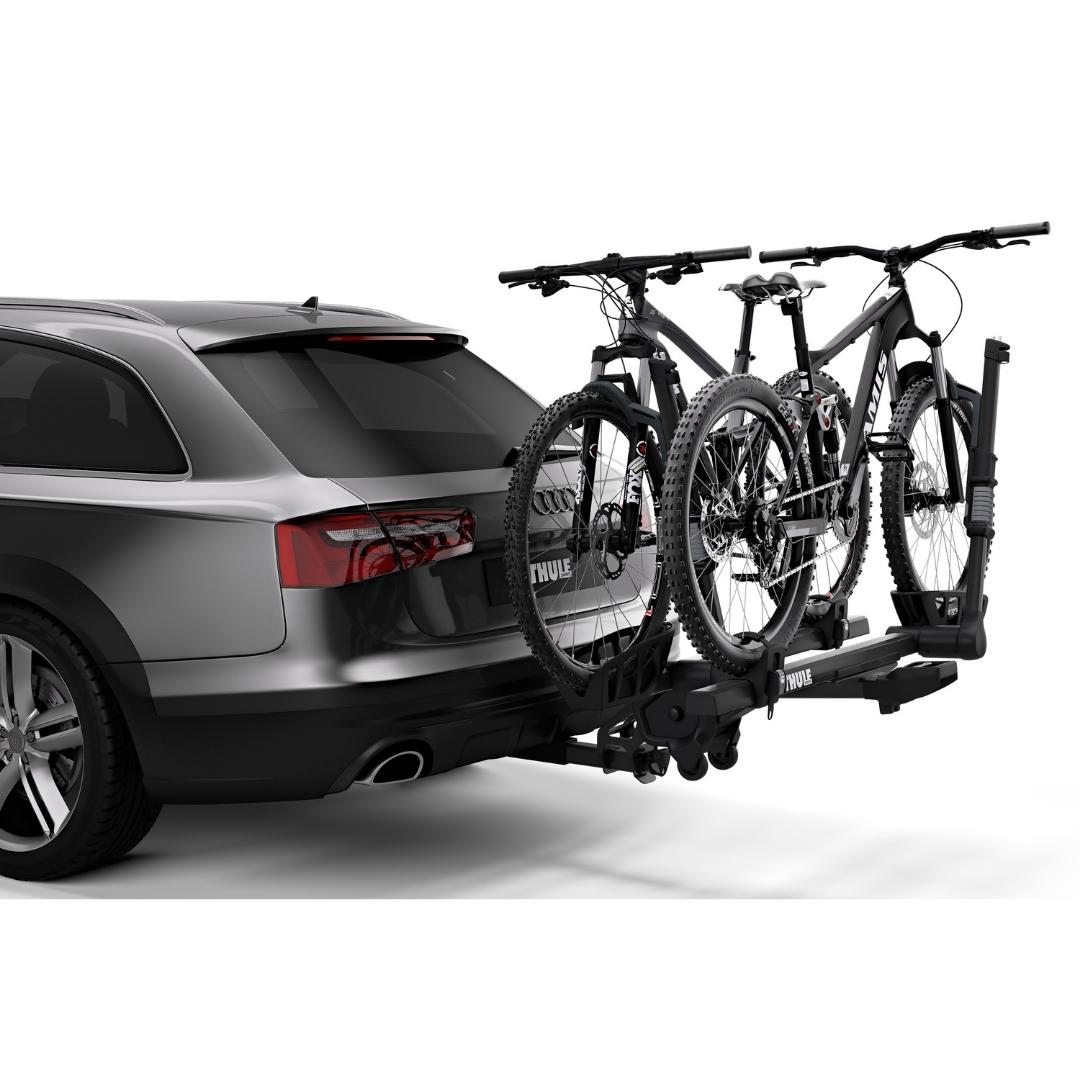 Thule T2 Pro XTR 2 - 1.25" installé sur une automobile avec 2 vélos sur le support