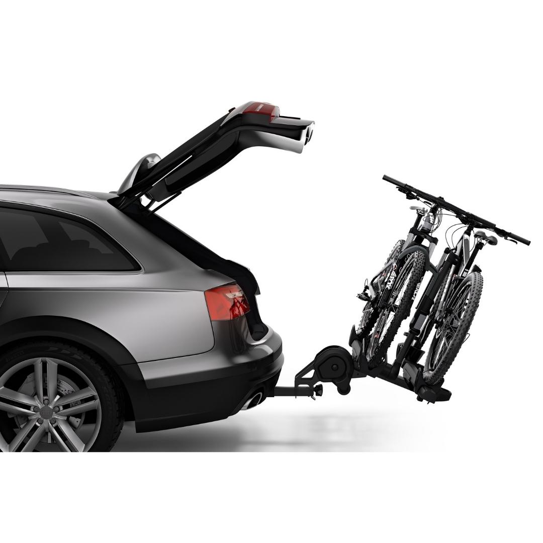 Thule T2 Pro XTR 2 - 1.25" installé sur une voiture, avec 2 vélos sur le support incliné grâce au système hitchSwitch