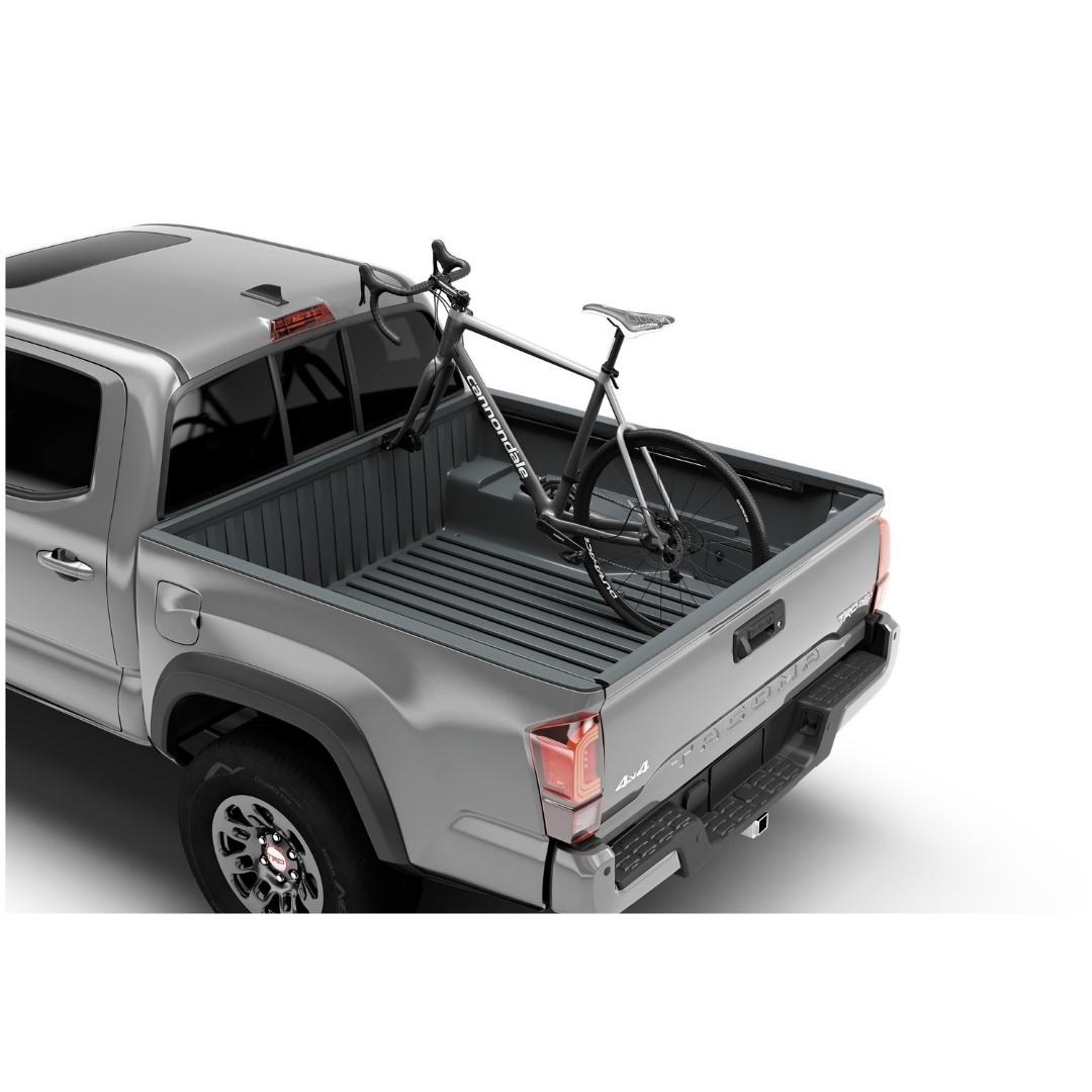 BLOC D'EXTENSION Thule Low Rider Pro INSTALLÉ DANS UNE BOITE DE CAMIONETTE AVEC UN VÉLO FIXÉ DESSUS