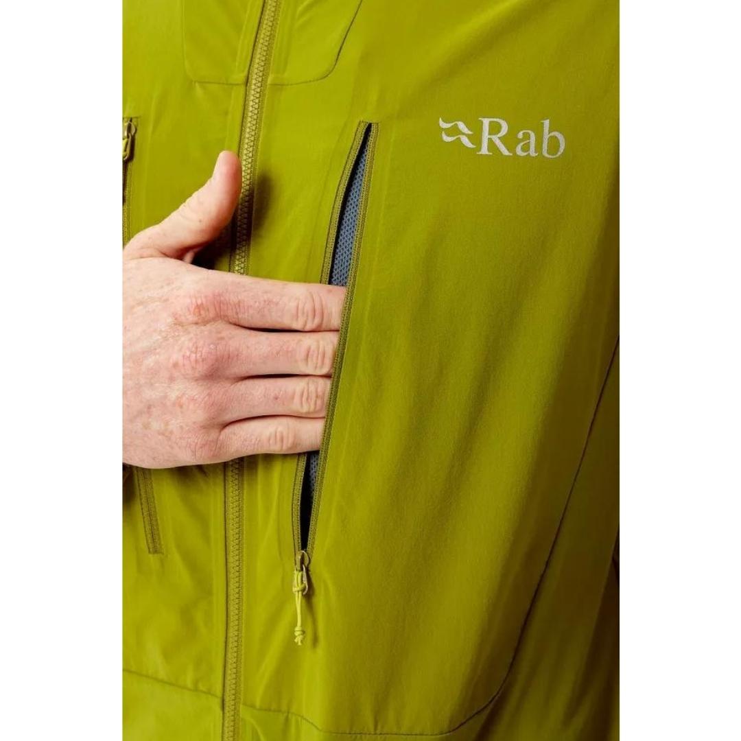 manteauj rab borealis pour homme couleur aspen green porté par un homme poche napoléon à la poitrine