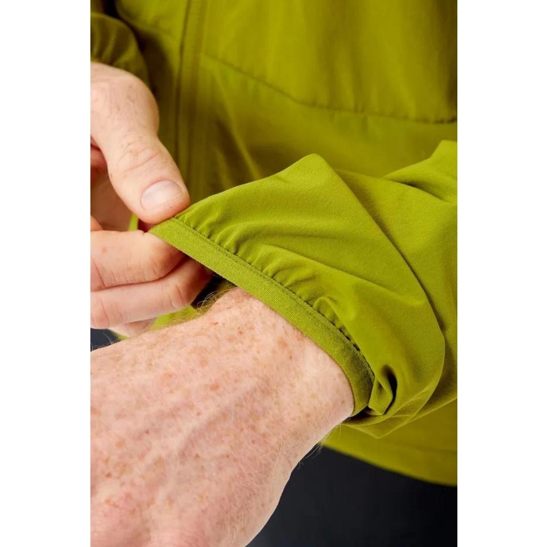 manteauj rab borealis pour homme couleur aspen green porté par un homme tour de poignet en lycra doux