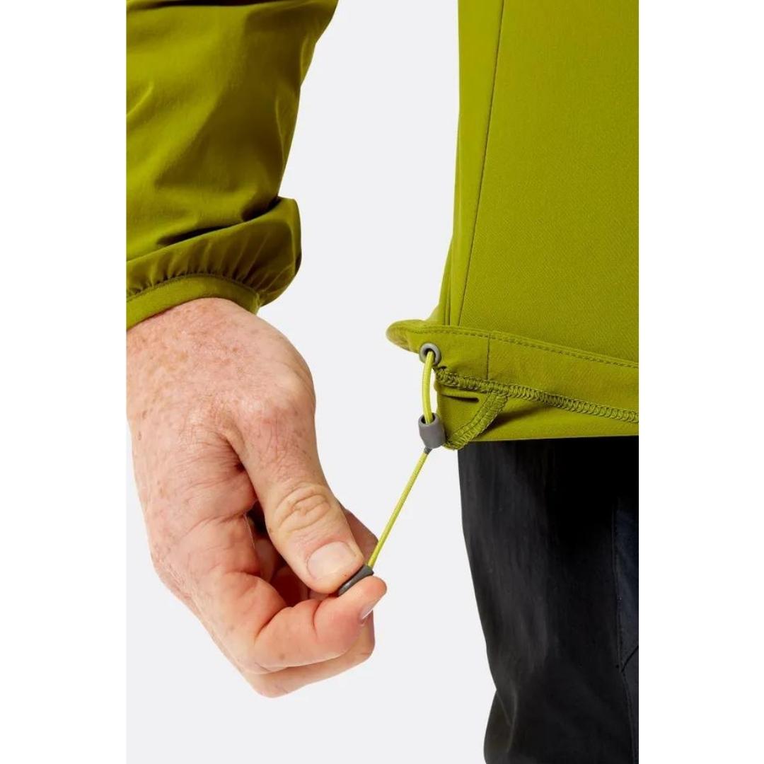 manteauj rab borealis pour homme couleur aspen green porté par un homme ajustement au bas du manteau