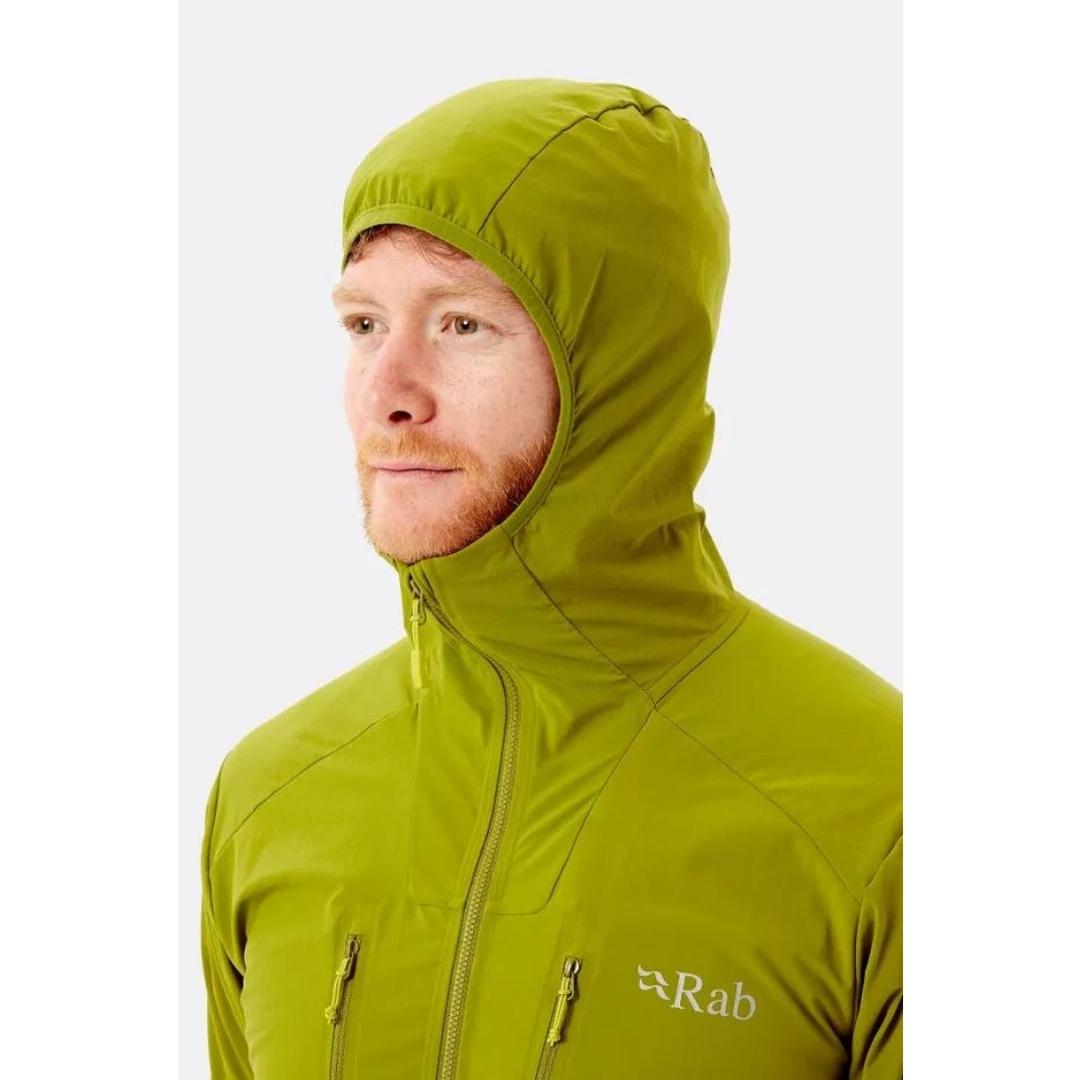 manteauj rab borealis pour homme couleur aspen green porté par un homme avec capuchon ajusté remonté sur la tête