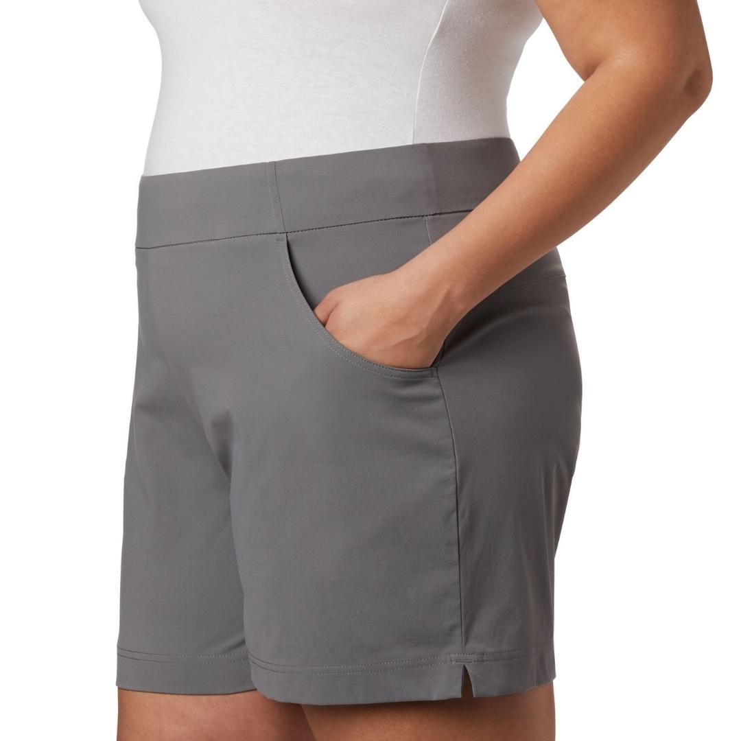 Short COLUMBIA Anytime Casual™ pour femme COULEUR CITY GREY VUE DE CÔTÉ AVEC LES MAINS DANS LES POCHES