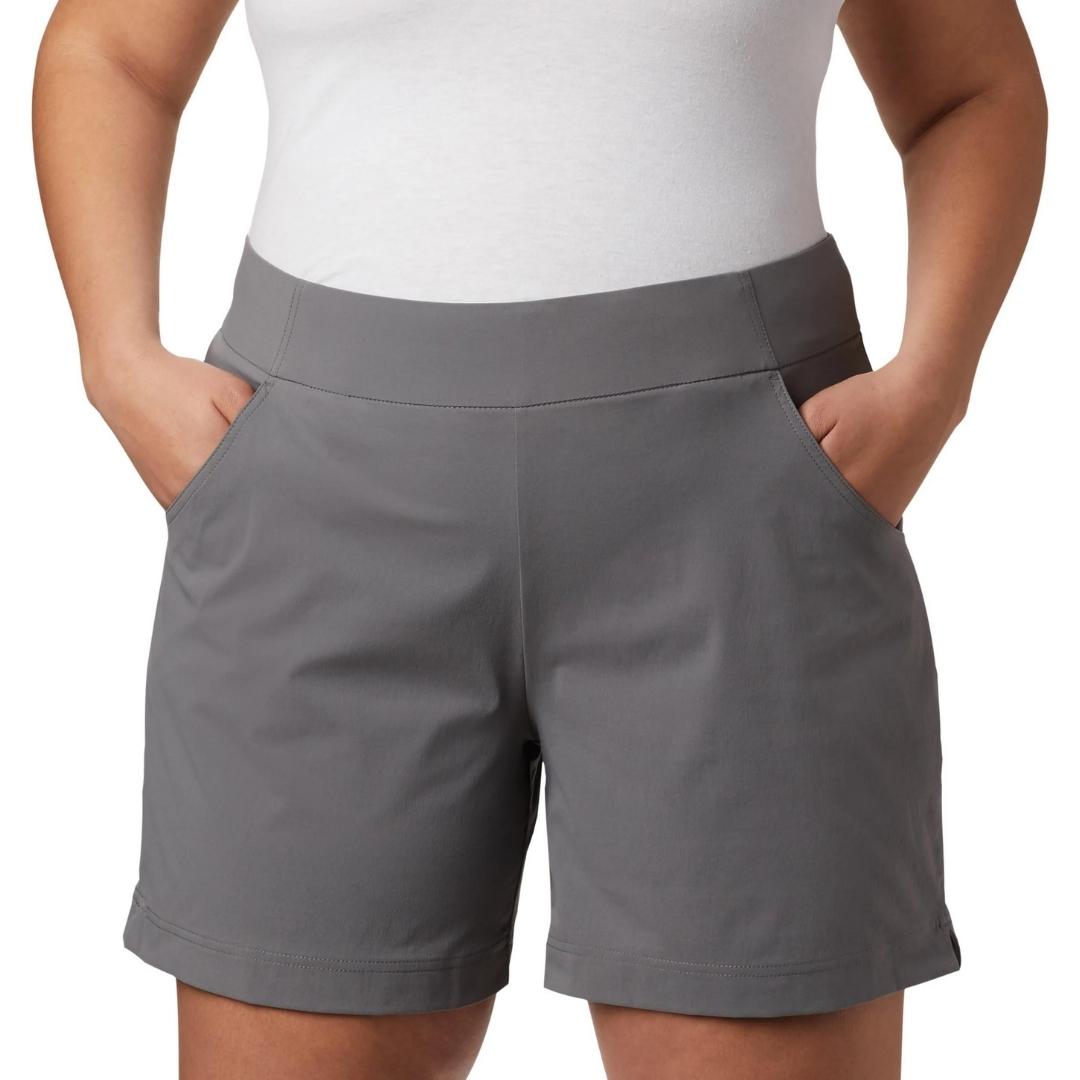 Short COLUMBIA Anytime Casual™ pour femme COULEUR CITY GREY VUE D'AVANT AVEC LES MAINS DANS LES POCHES