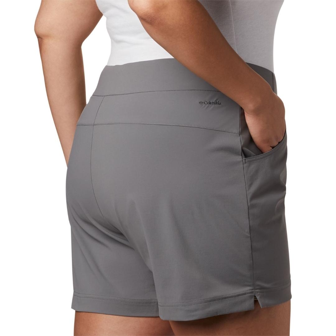 Short COLUMBIA Anytime Casual™ pour femme COULEUR CITY GREY VUE D'ARRIÈRE AVEC LES MAINS DANS LES POCHES