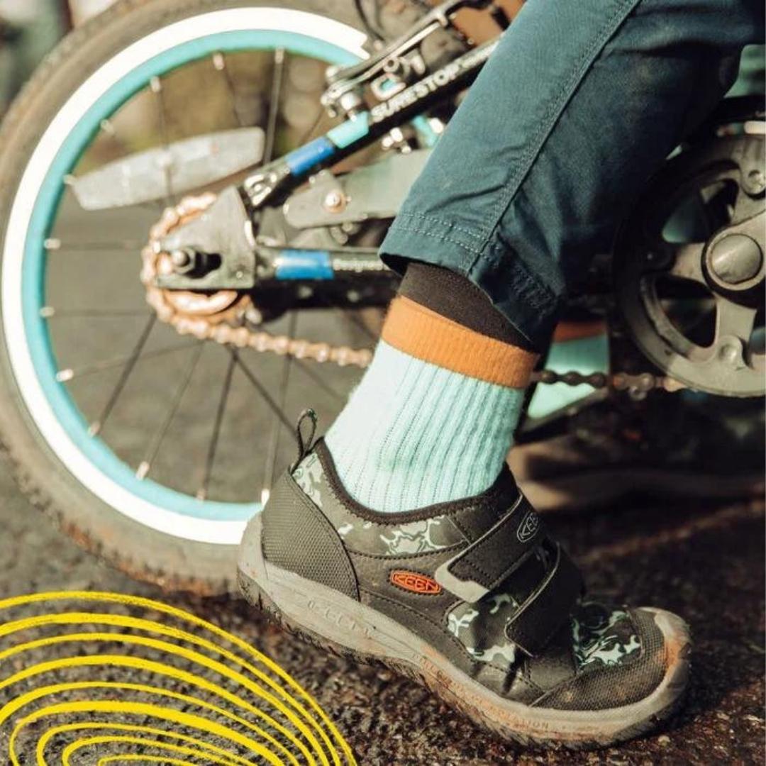 CHAUSSURE DE SPORT KEEN SPEED HOUND POUR JUNIOR PORTÉ PAR UN ENFANT À VÉLO