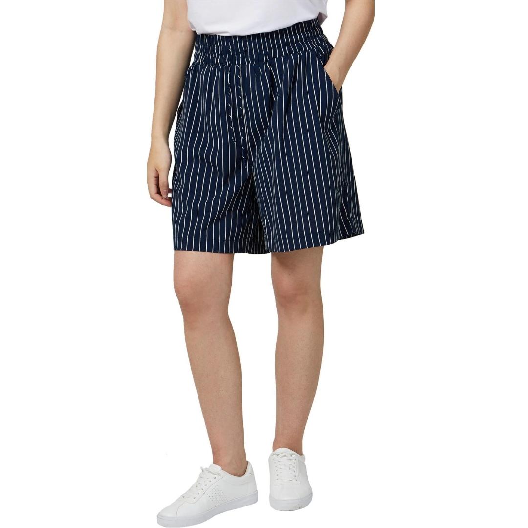 short fig gazi pou rfemme couleur pin stripe sail porté par une femme vue de face