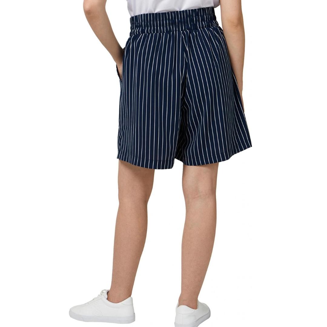 short fig gazi pou rfemme couleur pin stripe sail porté par une femme vue de dos