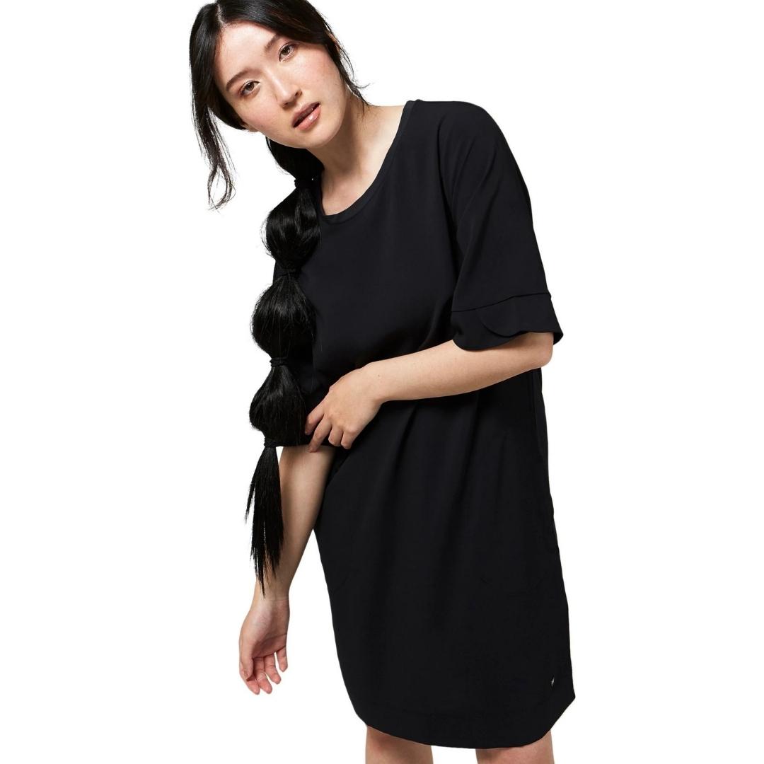 ROBE FIG ARKLEY POUR FEMME COULEUR BLACK PORTÉE PAR UNE FEMME VUE DE GROS PLAN SUR LA ROBE AVEC DES FENTES SUR LES COTÉ