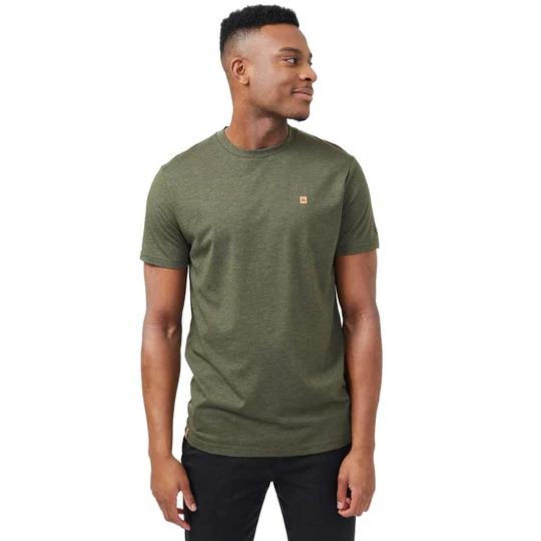 t-shirt tentree treeblend classic pour homme avec logo en liège à la poitrine gauche vue d'un homme portant le chandail de face