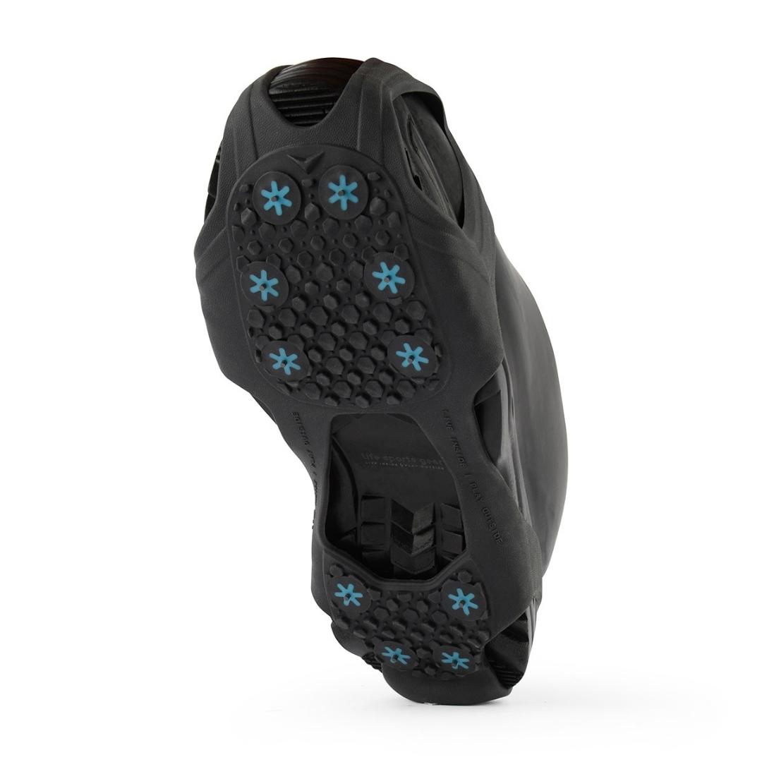 CRAMPONS À NEIGE/GLACE LIFE SPORTS GEAR RUNLITE VU DU CRAMPON INSTALLÉ SUR UNE CHAUSSURE VU DU DESSOUS DE LA SEMELLE À CRAMPONS