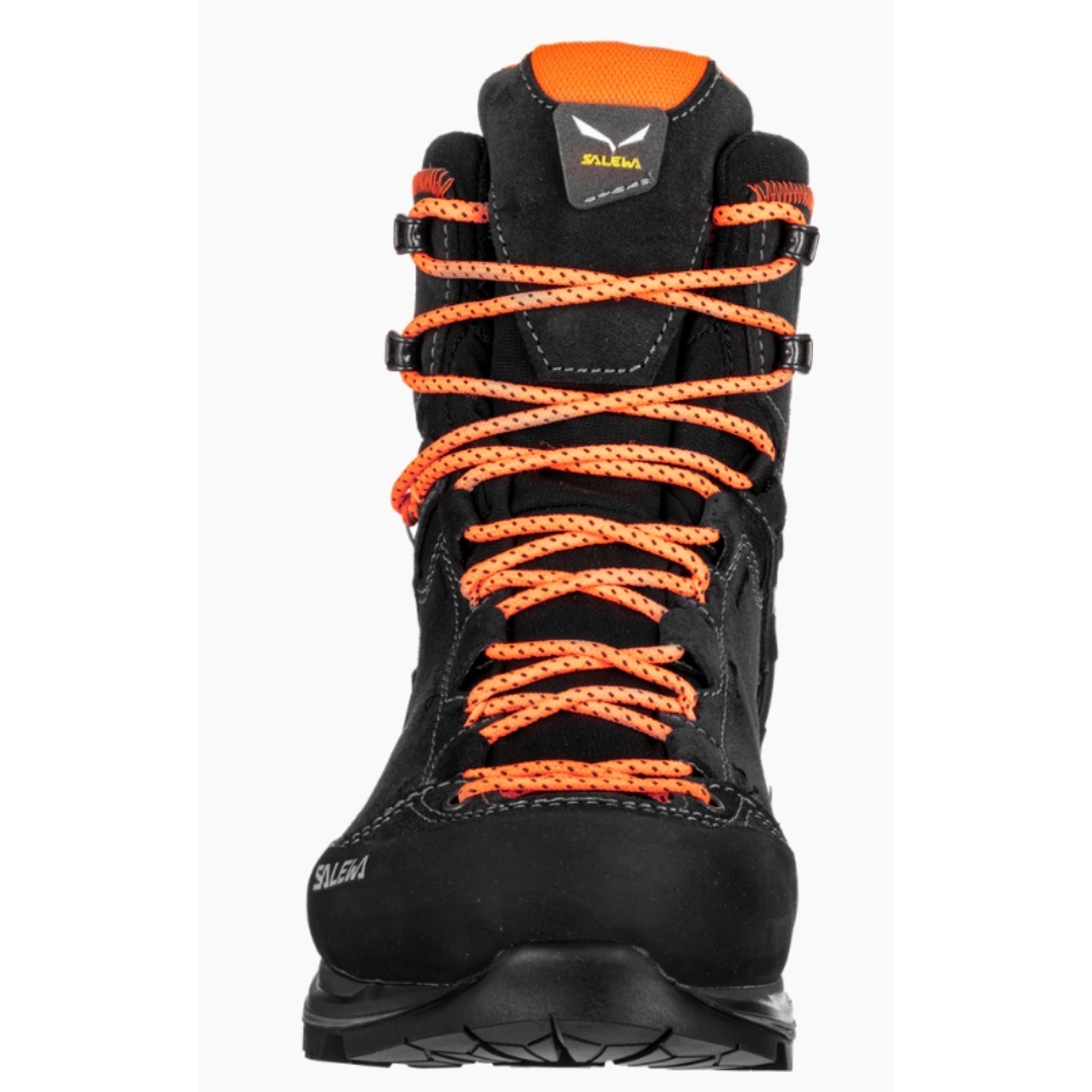 botte de randonnée salewa trainer 2 mid gtx pour homme couleur onyx/black vue de l'avant de la botte à lacets oranges
