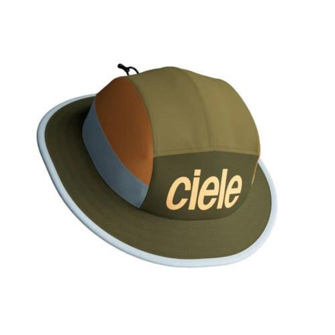 chapeau ciele athletics bucket hat standard large couleur eastman vue de profil avant du chapeau avec écritaux ciele en gros au devant.