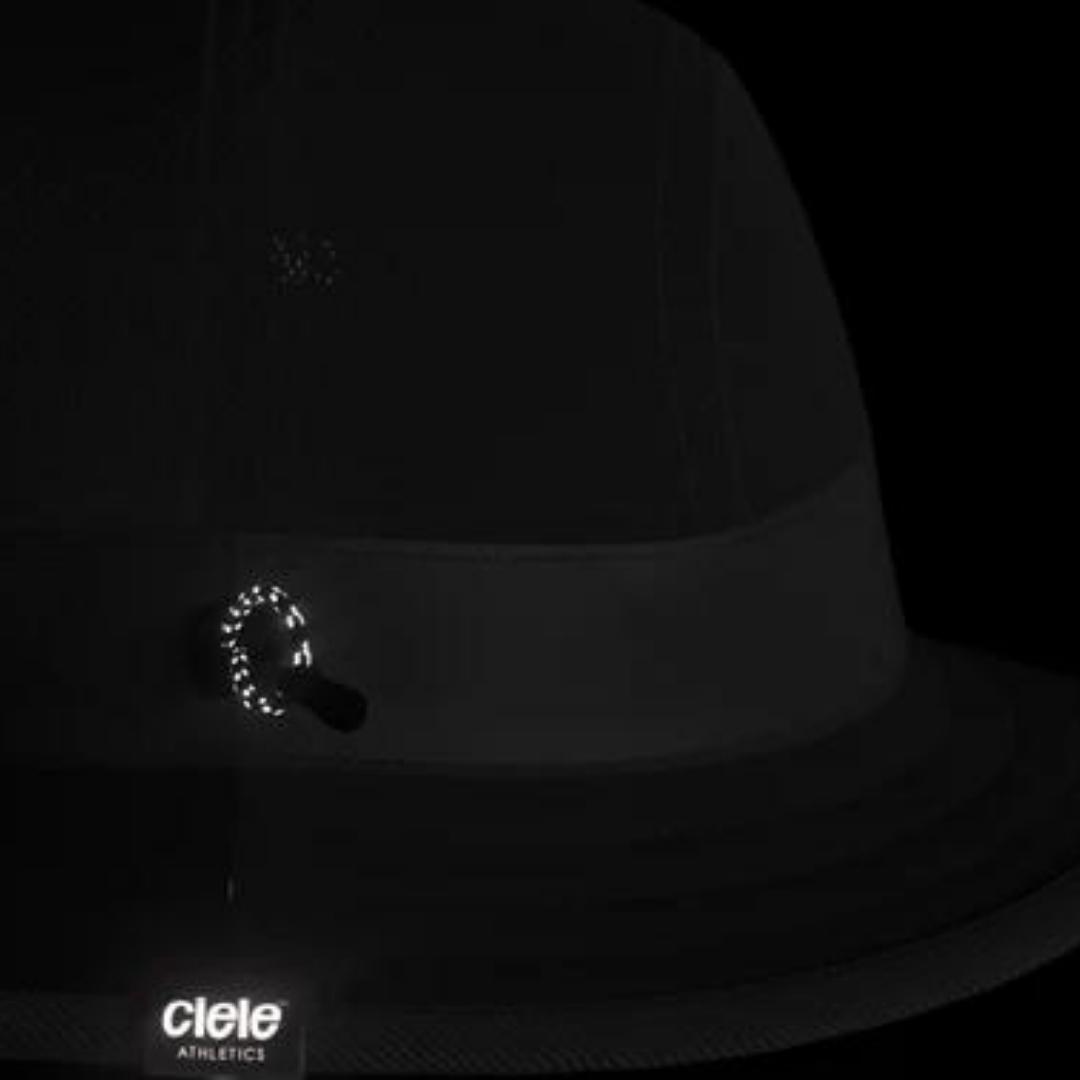 chapeau ciele athletics bucket hat standard small couleur whitaker vue de l'arrière dans la pénombre avec le cordon de serrage et étiquette ciele réfléchissante visible