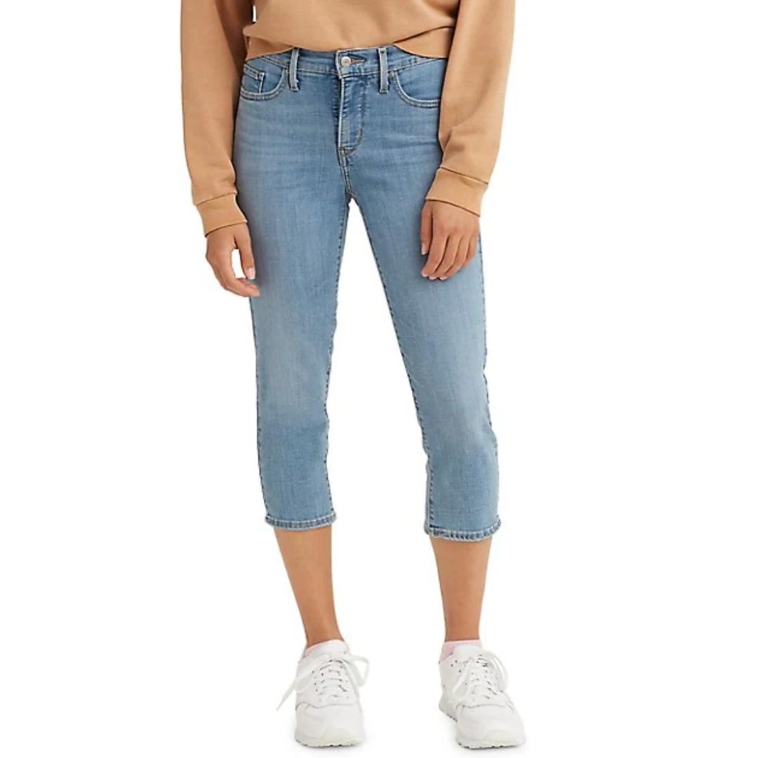 capri levi's311 shaping pour femme couleur slate edge vue de face porté par une femme dont on voit le bas du corps de la taille aux pieds