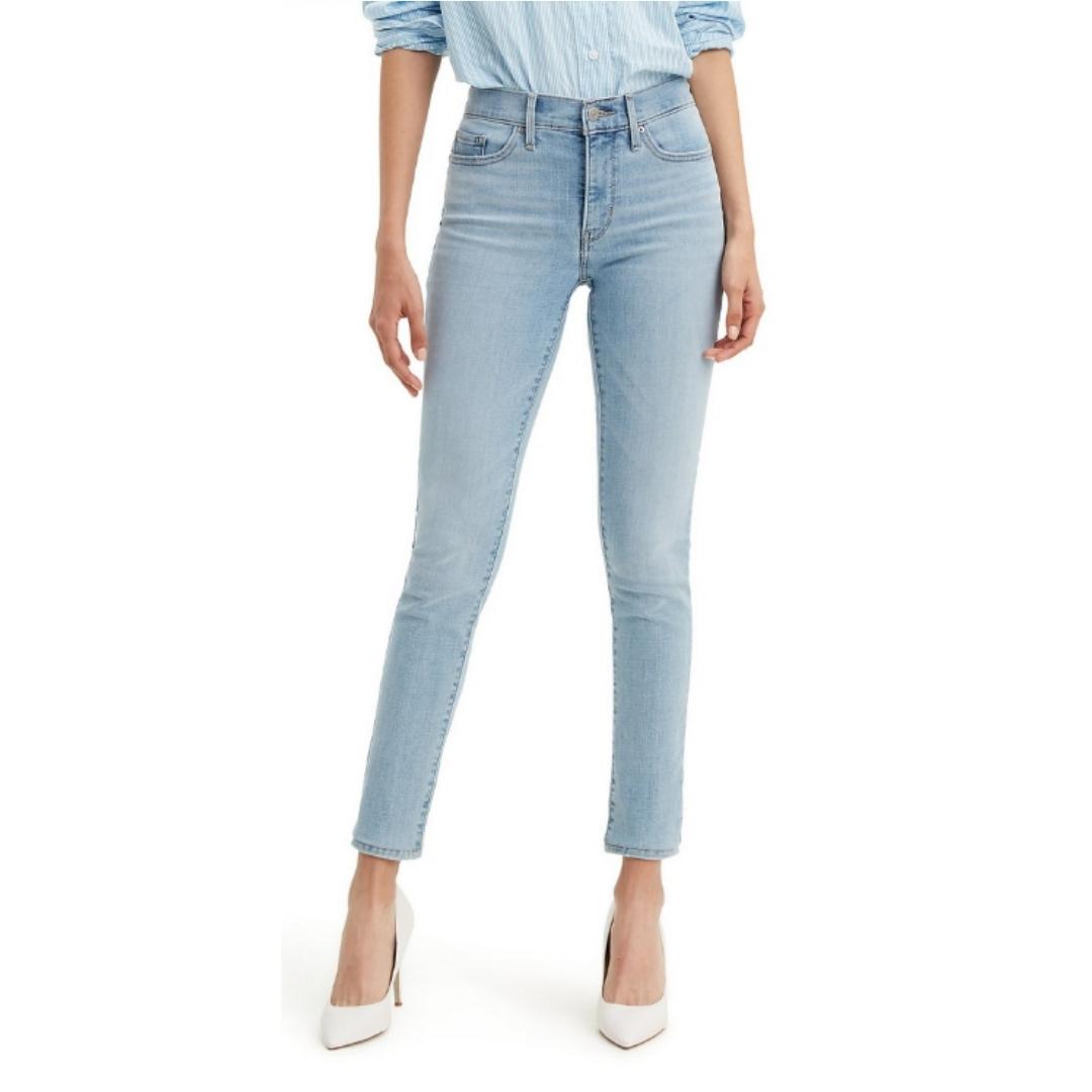 jean levi's 311 shaping skinny pour femme couleur oahu morning dew porté par une femme vue de face de la tailleu aux pieds