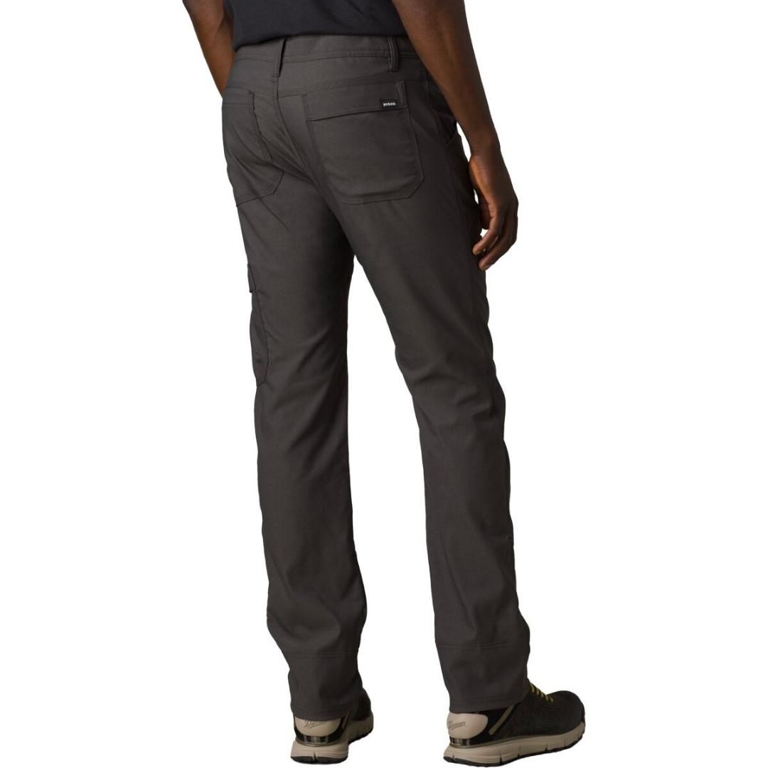 pantalon long stretch zion slim pant II pour homme couleur dark iron porté par un homme vu de dos de la taille aux pieds avec poches arrières décoré d'une étiquette prana