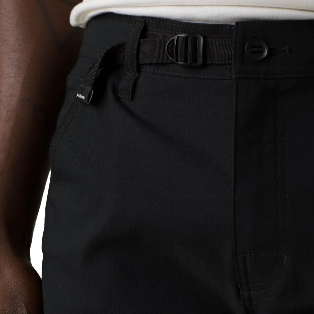 pantalon long stretch zion slim pant II pour homme couleur black porté par un homme gros plan sur le haut du pantalon avec sangles d'ajustement
